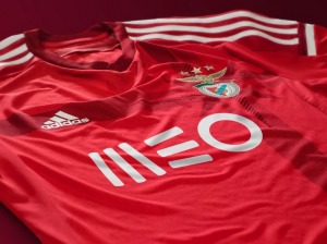 Nueva_camiseta_del_Benfica_para_la_temporada_2014_2015_05