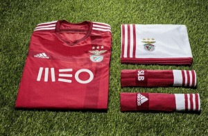 Nueva_camiseta_del_Benfica_para_la_temporada_2014_2015_09